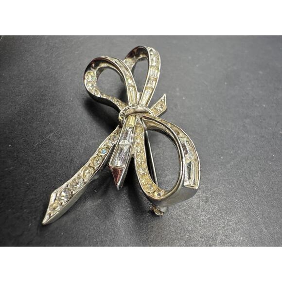 Vtg Marcel Boucher Bow Brooch Pin SIlver Tone Emerald Cut and Round Crystal 5266 - Picture 4 of 10